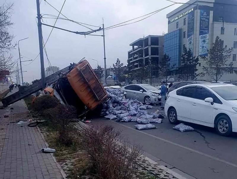 Ачааны тээврийн хэрэгслийн тоормос ажиллагаагүй болсноос үүдэн ноцтой осол гарлаа