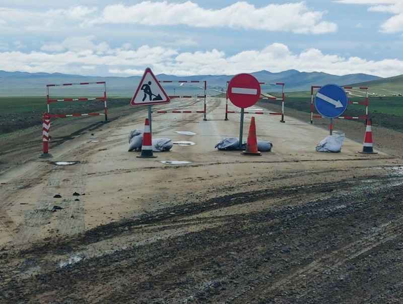 Улаанбаатар-Арвайхээр чиглэлийн авто зам дагуу түр зам гарган, хөдөлгөөнийг хэвийн үргэлжлүүлж байна