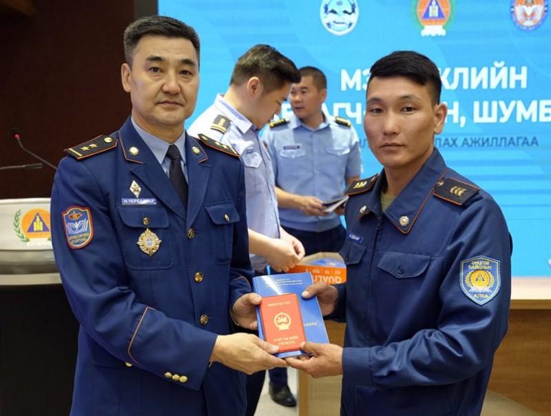 Усчин аврагчид үнэмлэхээ гардан авлаа