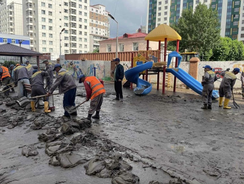 Үерийн дараах цэвэрлэгээг хийж байна