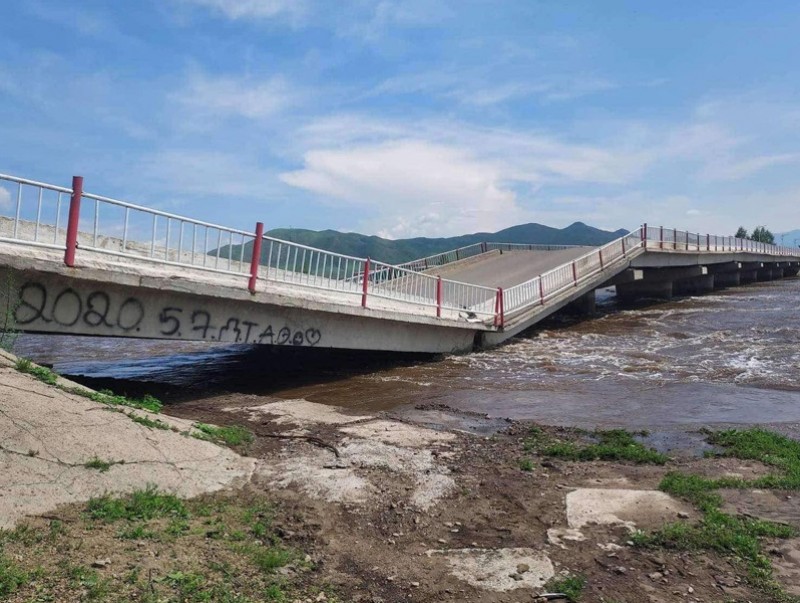 Зүүнхараагийн 136 метр урт төмөр бетон гүүр нуржээ