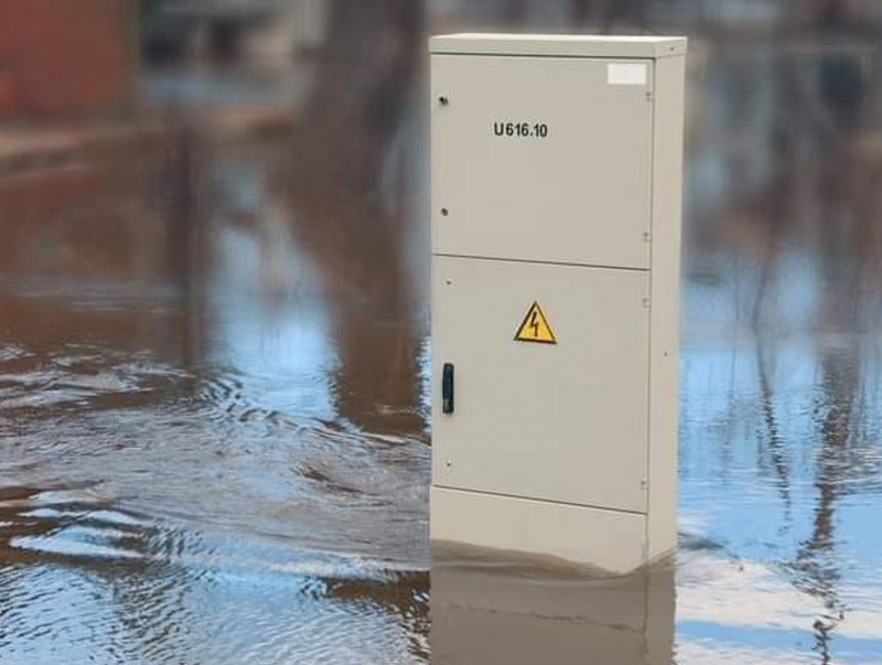 Цахилгаан хуваарилах байгууламжийн ойролцоо ус тогтсон газарт ойртохгүй байхыг анхааруулж байна