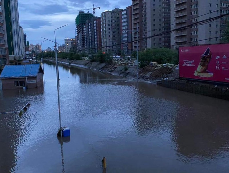 Сэлбэ голын зүүн талаар хальж байсныг зогсоолоо