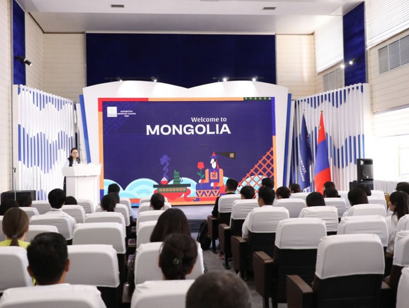 Солилцооны хөтөлбөрөөр хүрэлцэн ирсэн багш, сурагчдыг хүлээн авч уулзлаа