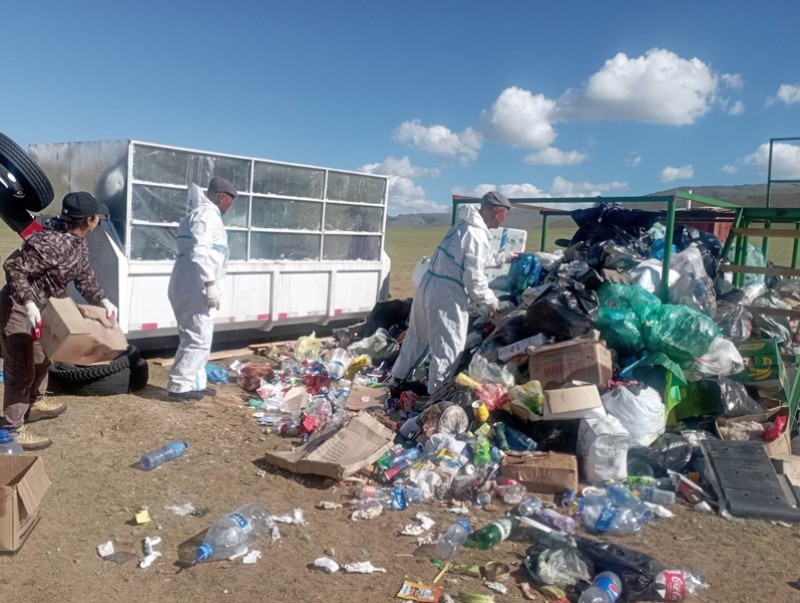 Улаагчны Хар нуурын постоос зургаан тонн хог цэвэрлэв