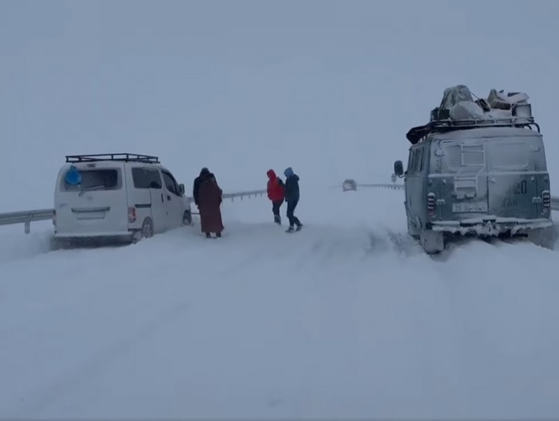 Бураатын даваагаар тээврийн хэрэгсэл зорчиход хүндрэлтэй болжээ