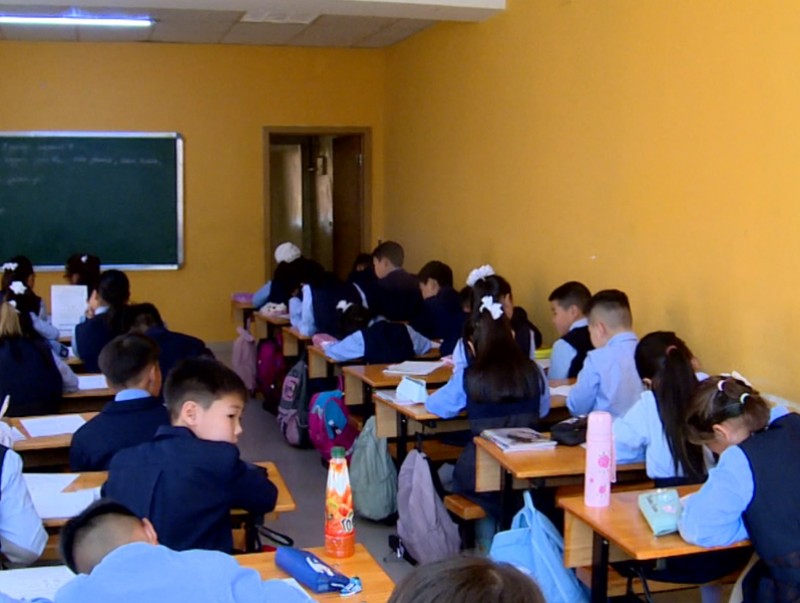 Гуравдугаар ээлжид хичээллэж байгаа багш 13 цаг ажиллаж байна
