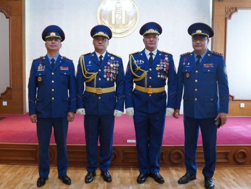 Ахлах офицерын хурандаа цол хүртээв