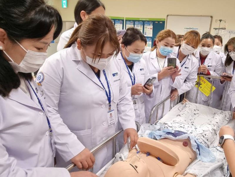 БНСУ-д 17 сувилагч, эх баригч суралцаж байна