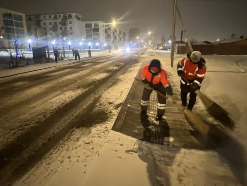 Гудамж, замын цасыг цэвэрлэж байна