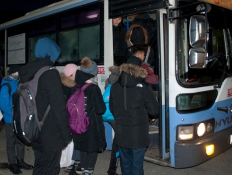 Иргэд 30-40 минут автобус хүлээж байна