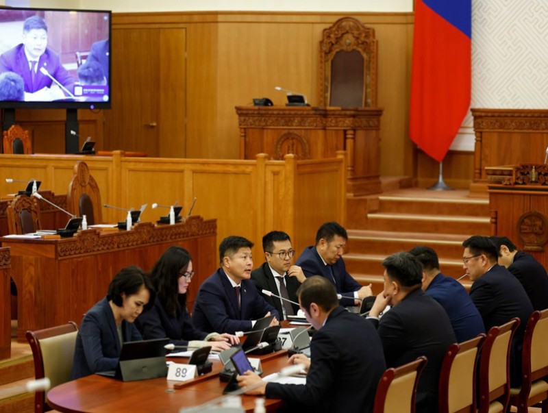 Нийслэл Улаанбаатар хотын замын хөдөлгөөний түгжрэлийг бууруулах, гэр хорооллыг орон сууцжуулах тухай хуулийн төсөл болон хамт өргөн мэдүүлсэн хууль, тогтоолын төслүүдийг хэлэлцэхээр болов