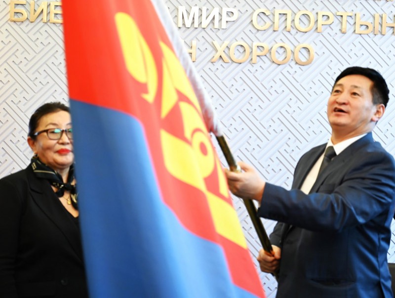 Дэлхийн мастеруудын өвлийн наадамд оролцох баг тамирчдад Төрийн далбаа гардууллаа