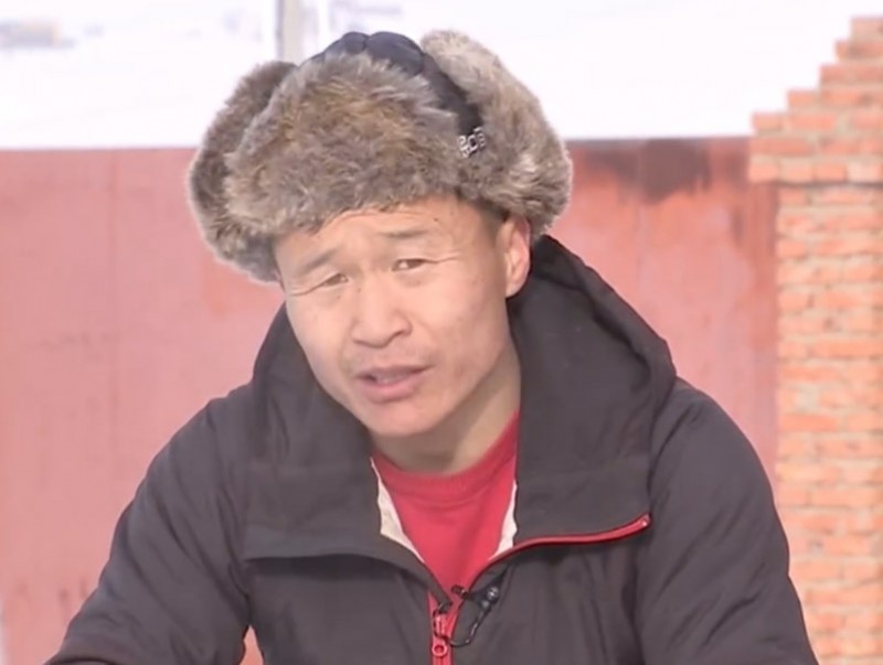 Д.Мөнхнаст дахин ашиглах боломжтой хатуу хог хаягдлыг ашиглан хашаагаа тохижуулжээ