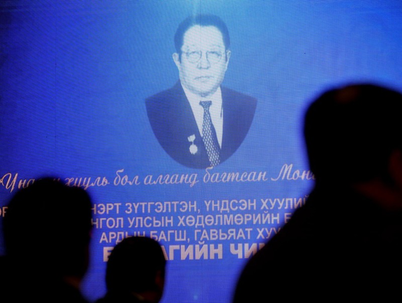 Хөдөлмөрийн баатар Б.Чимидийн нэрэмжит шагналыг доктор, профессор Н.Лүндэндоржид олголоо