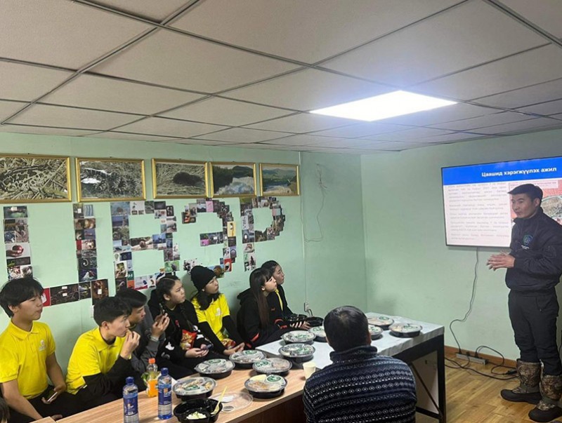"Өсвөрийн парламент" хөтөлбөрийн оролцогчид "Минж үржүүлэх, нутагшуулах төв"-тэй танилцлаа