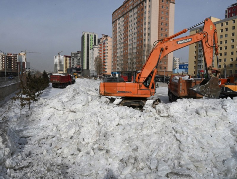 Шар усны үерээс сэргийлэн Сэлбэ голын мөсийг зөөж байна