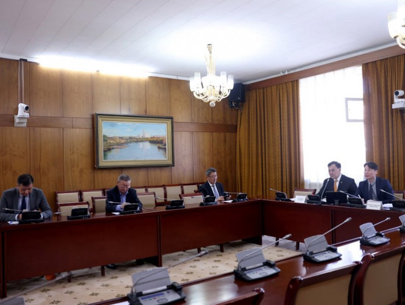 Сайн дураараа төрийн албанаас чөлөөлөгдсөн хүнийг эргүүлэн авах эсэхийг хэлэлцлээ