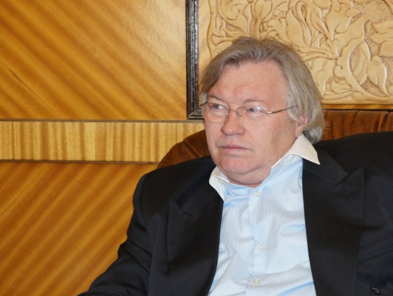 Юрий Кручкины "Орос-Монгол нэвтэрхий толь" хэвлэлтээс гарав