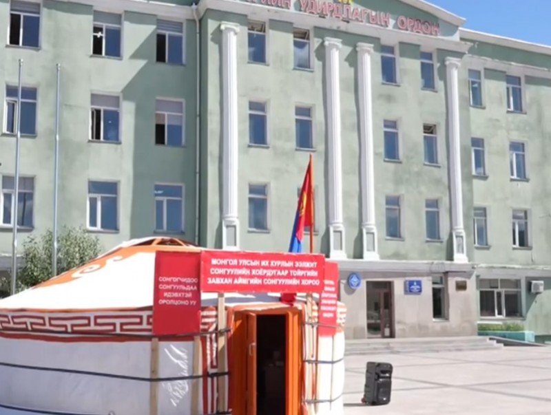 Аймгийн сонгуулийн хорооноос иргэд, сонгогчдод мэдээлэл өгөх цэг ажиллуулж байна