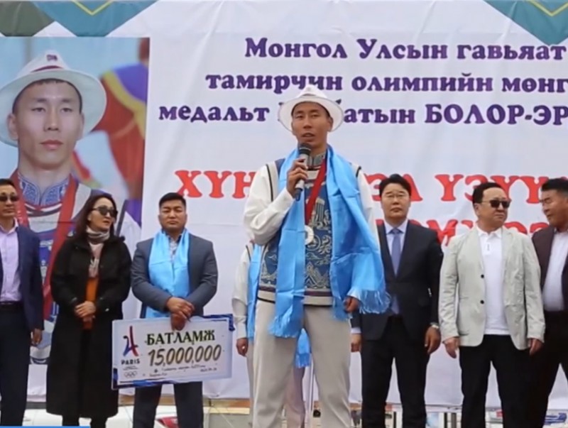 Паралимпын мөнгөн медальт тамирчнаа Сүхбаатар аймаг 50 сая төгрөгөөр шагналаа