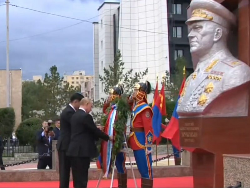 Халхын голын байлдааны Ялалтын 85 жилийн ойн хүрээнд Г.К.Жуковын хөшөөнд цэцэг өргөх ёслол болж байна