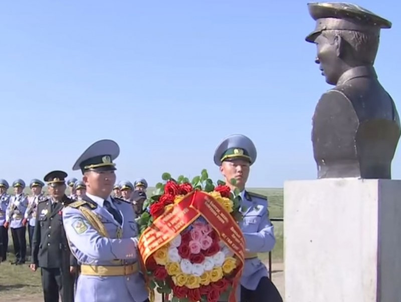 Халхгол суманд Ялалтын хөшөөнд цэцэг өргөж, баатарлаг гавьяа байгуулсан дайчдын гэгээн дурсгалыг хүндэтгэлээ