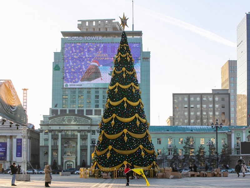 Өнөөдөр Төв талбайн сүлд модны гэрлийг асаана