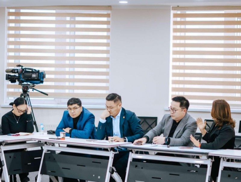 Хуульч, сэтгүүлчид клуб байгууллаа