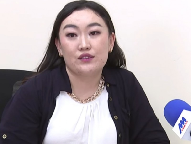 Н.Цэрэндаваа багш "Chimee", "ZMongol", "Оюунт" аппликэйшн ашиглаж, монгол бичгийн хичээл зааж байна