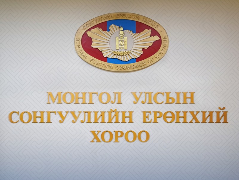 Намуудын санхүүгийн тайланг хянаж байна