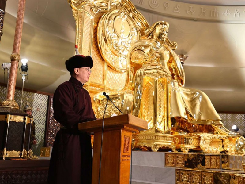 “Чингис хаан” музейд Их хааны алтан хөшөөг заллаа