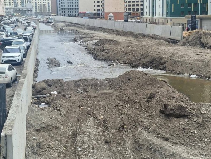 Иргэд Сэлбэ голын дагуу бетонон хана босгож байгааг шүүмжилж байна