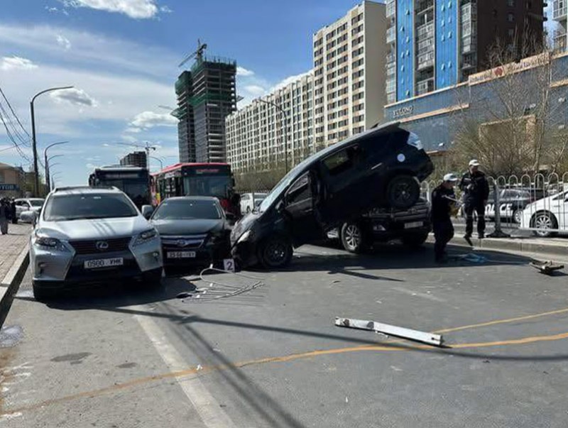 "Барс" захын хойно Toyota Prius Alpha тусгаарлах зурвас давж, эсрэг урсгалын дөрвөн машиныг мөргөжээ