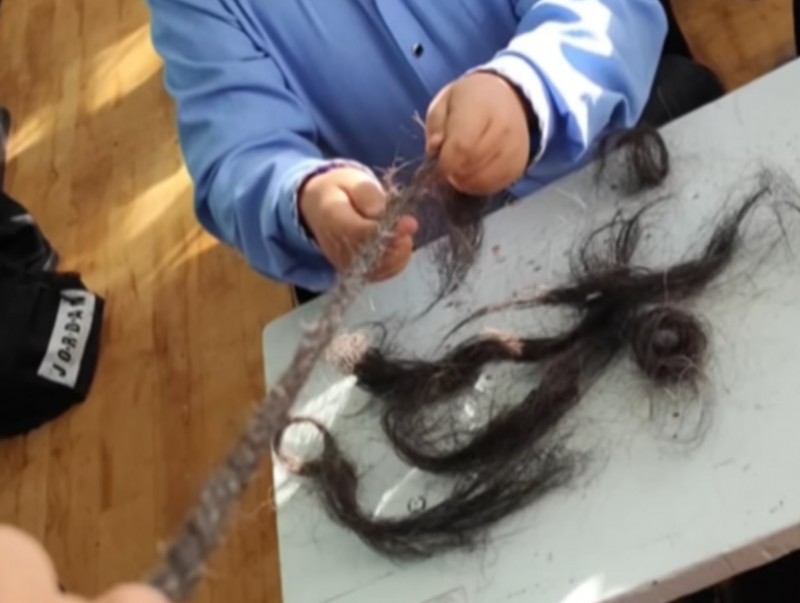 Дунд ангийн сурагчид малчдын хэрэглэхгүй хөөвөр, дэл, сүүлээр тугалын хүзүүвч хийжээ