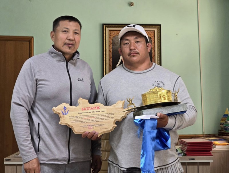 "Тэргүүн бөх" Б.Бат-Өлзий заан шагналаа гардаж авлаа