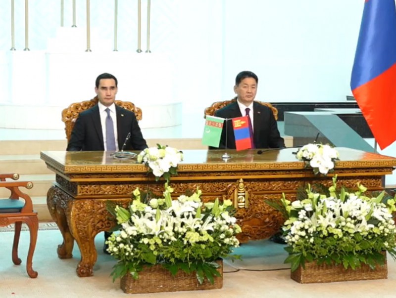 Монгол Улсын Ерөнхийлөгч У.Хүрэлсүх, Туркменистан Улсын Ерөнхийлөгч Сердар Бердымухамедов нар албан ёсны баримт бичигт гарын үсэг зурах ёслол