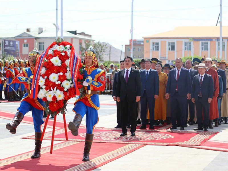 Төр, нийгмийн зүтгэлтэн Ю.Цэдэнбалын хөшөөнд хүндэтгэл үзүүллээ