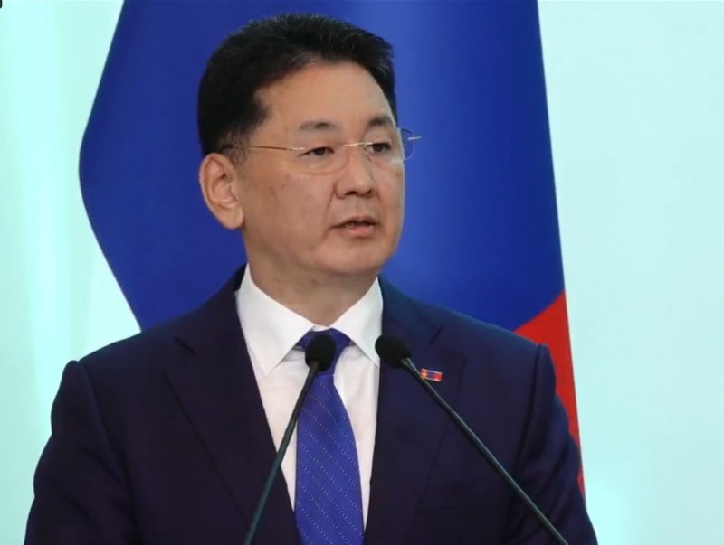 Ерөнхийлөгч У.Хүрэлсүх 3х3 сагсанбөмбөгийн тамирчдад төрийн дээд цол, одон, медаль гардуулж байна