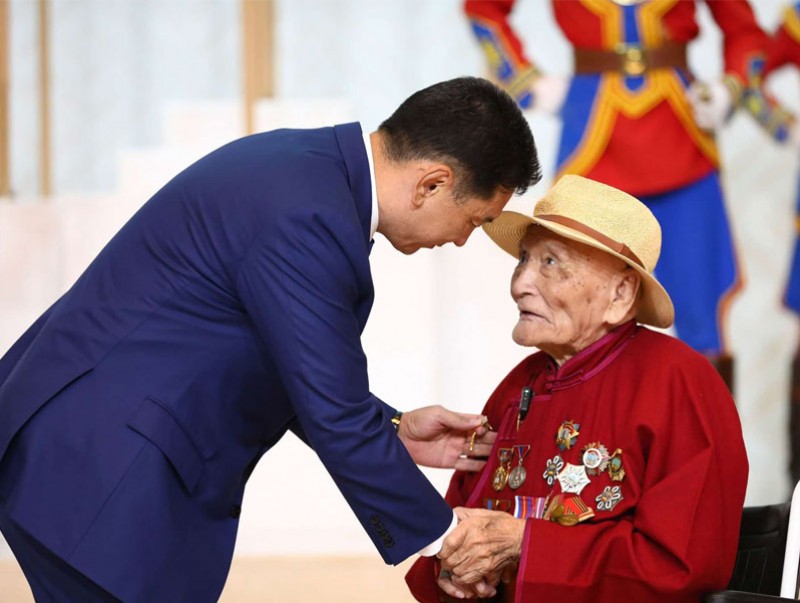 Ахмад дайчин У.Доржпаламд Монгол Улсын баатар цол олголоо