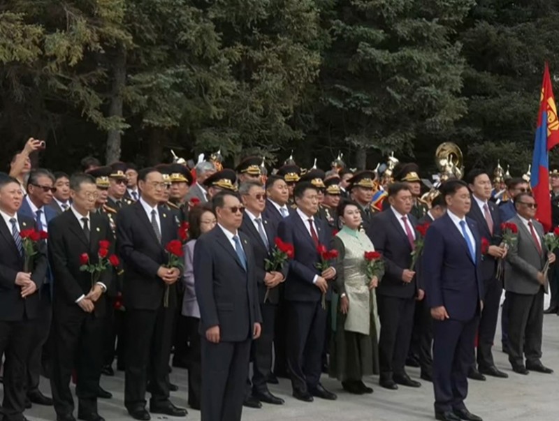 Жанчхүүгийн даваан дахь Монгол-Зөвлөлтийн дайчдад зориулсан хөшөөт цогцолборт цэцэг өргөх ёслол