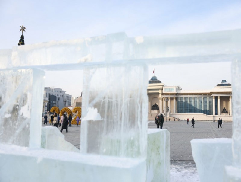 Төв талбайд мөсөн хотхон урлаж байна