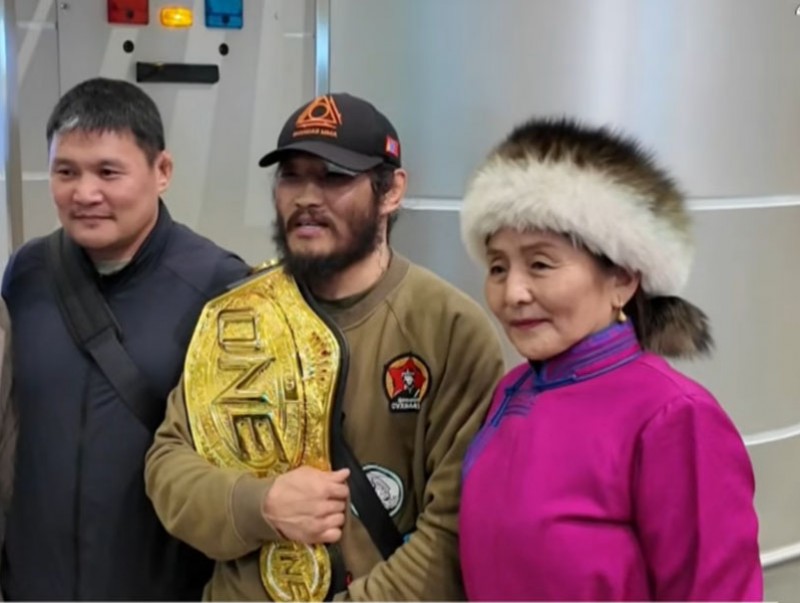 "One championship" холбооны аварга Б.Энх-Оргил эх орондоо ирлээ