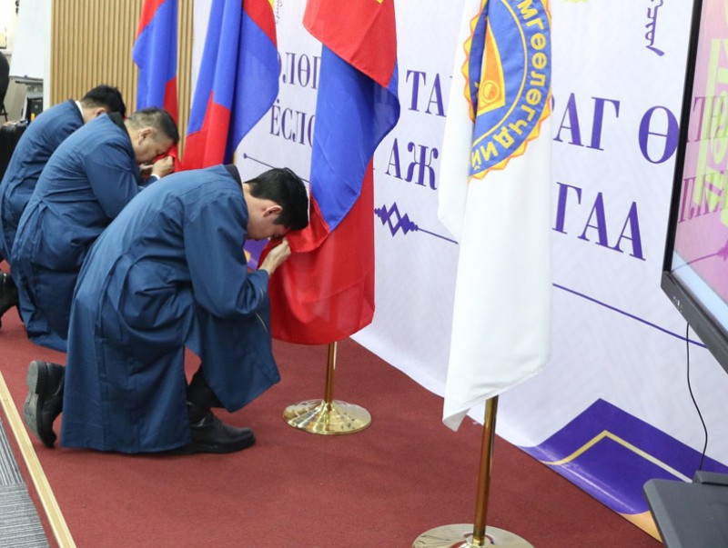 Шинээр эрх авсан өмгөөлөгчид тангаргаа өргөлөө