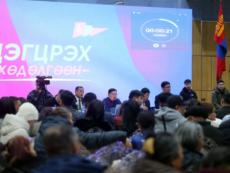 Авлига, газрын маргаан, хариуцлагагүй уул уурхайг цэгцэлж өгөхийг дорноговьчууд Ерөнхий сайдаас хүслээ