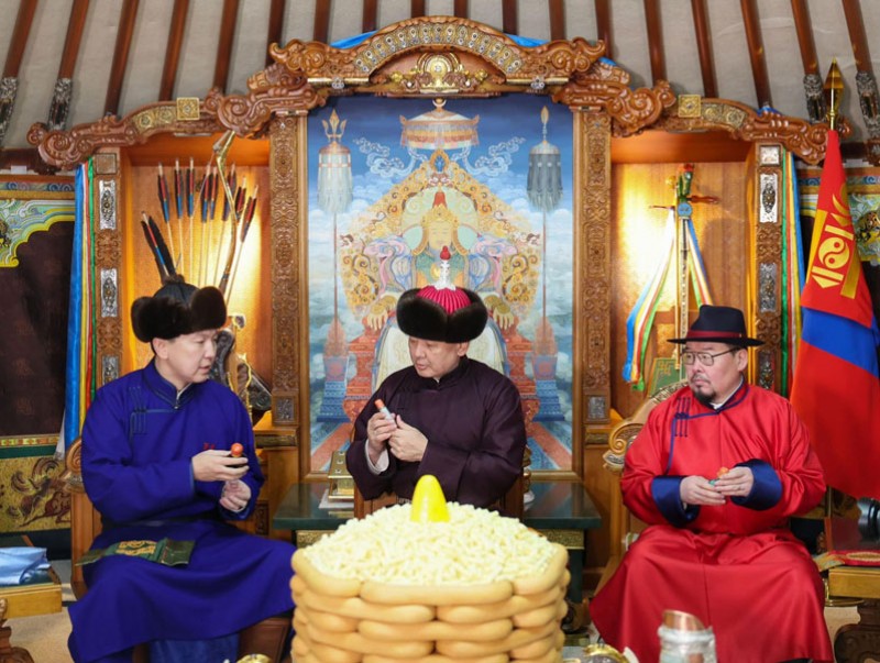 Монгол Улсын Ерөнхийлөгч У.Хүрэлсүх Есөн хөлт цагаан туганд хүндэтгэл үзүүлж, Төрийн золголт хийв