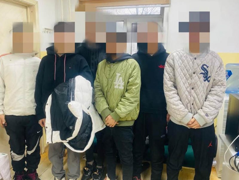 Зам дагуу алхаж байсан эмэгтэйг хүчээр машиндаа суулган бэлгийн хүчирхийлэл үйлдэхийг завдан дээрэмджээ