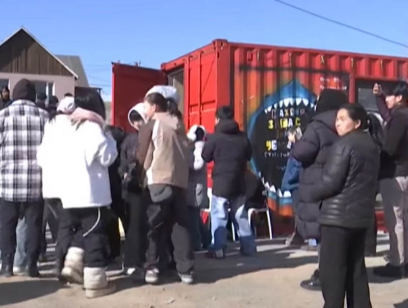 Сайн дураар нэгдсэн залуус нийслэлийн 8 байршилд явуулын театраар дамжуулж, сурагчдад хүүхэлдэйн жүжгийг хүргэлээ