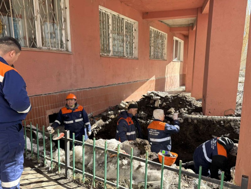 Хилчингийн долоодугаар байрны халуун усны шугамыг засварлаж байна