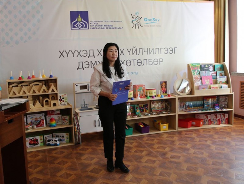 Хүүхэд харах үйлчилгээний 11 төвд сургалтын хэрэглэгдэхүүн, тоглоом хүлээлгэн өгчээ